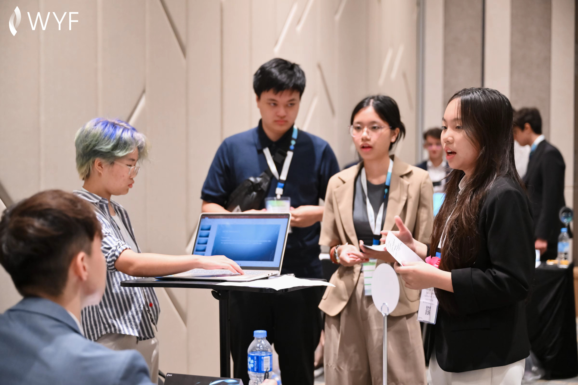 Học sinh thảo luận và phân tích